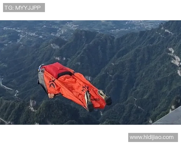 亳州男人翼装飞越埃及金字塔，用共同方法宣扬家园